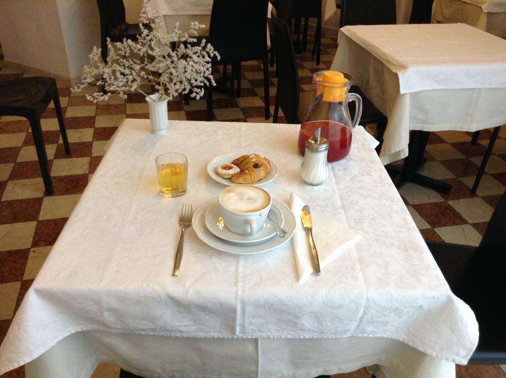 Albergo Giugni Πράτο Εξωτερικό φωτογραφία